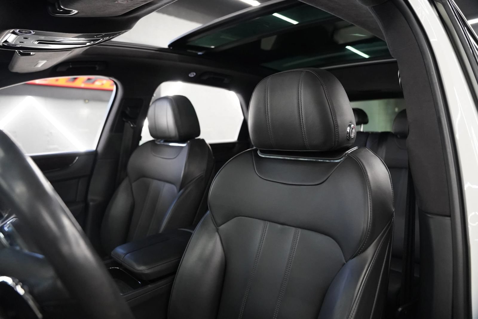 Used 2018 Bentley Bentayga Onyx Edition AWD/4WD image 14