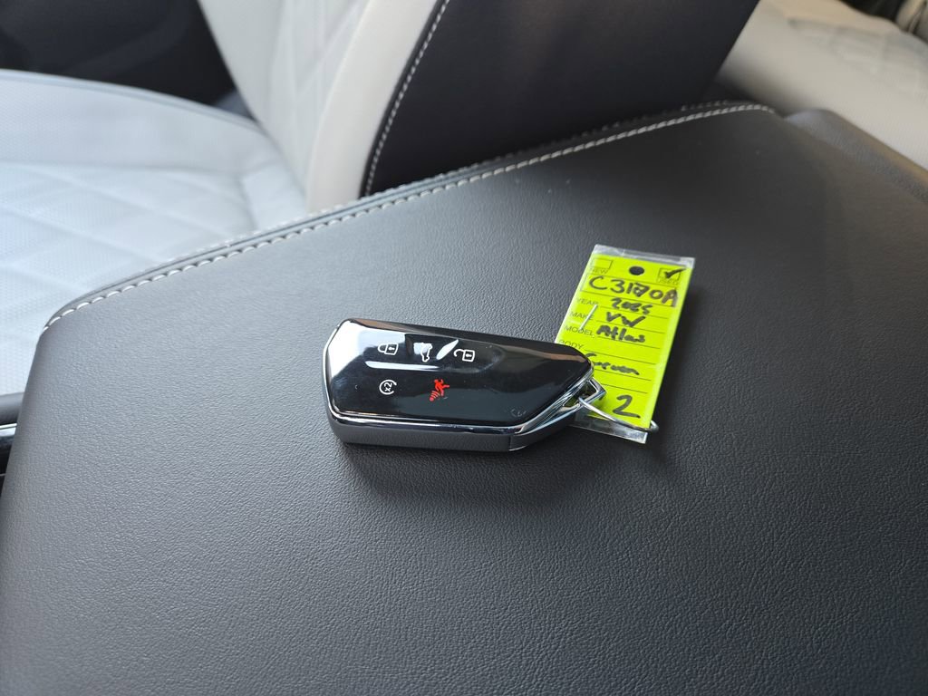 Used 2025 Volkswagen Atlas Cross Sport SEL Premium R-Line image 31