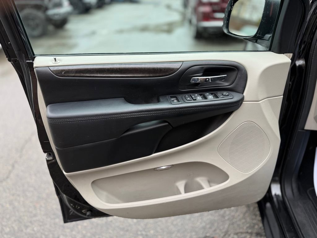 Used 2019 Dodge Grand Caravan SE w/ UConnect Hands-Free Group image 18