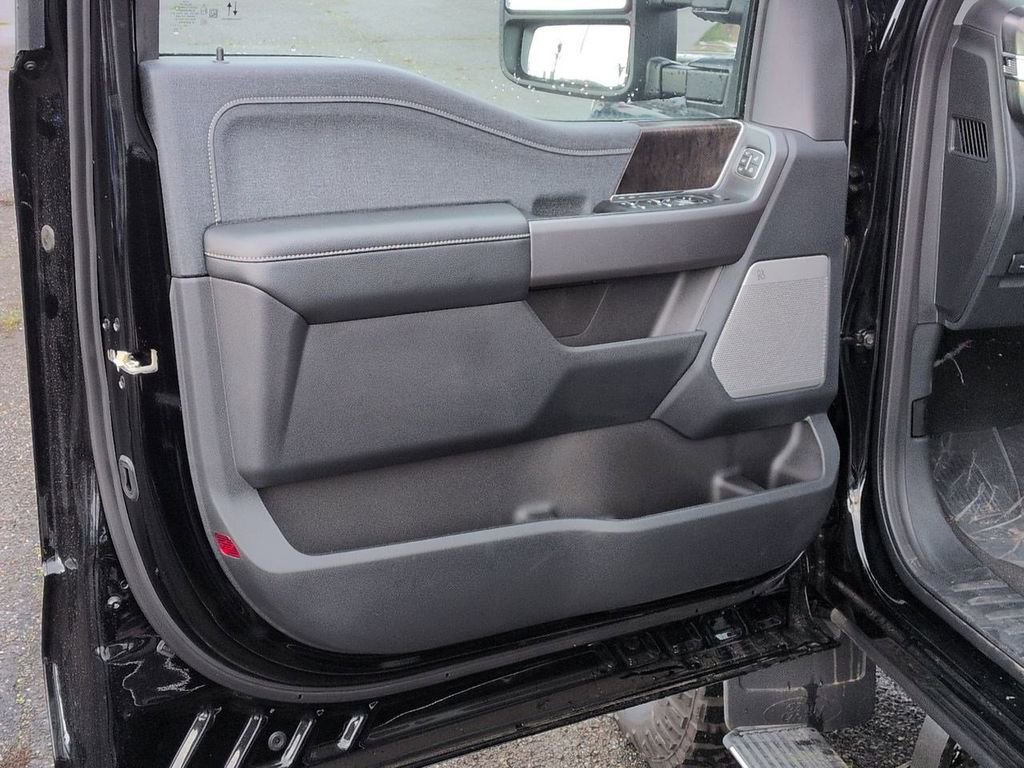 Used 2026 Ford F350 Lariat w/ Tremor Off-Road Package image 9