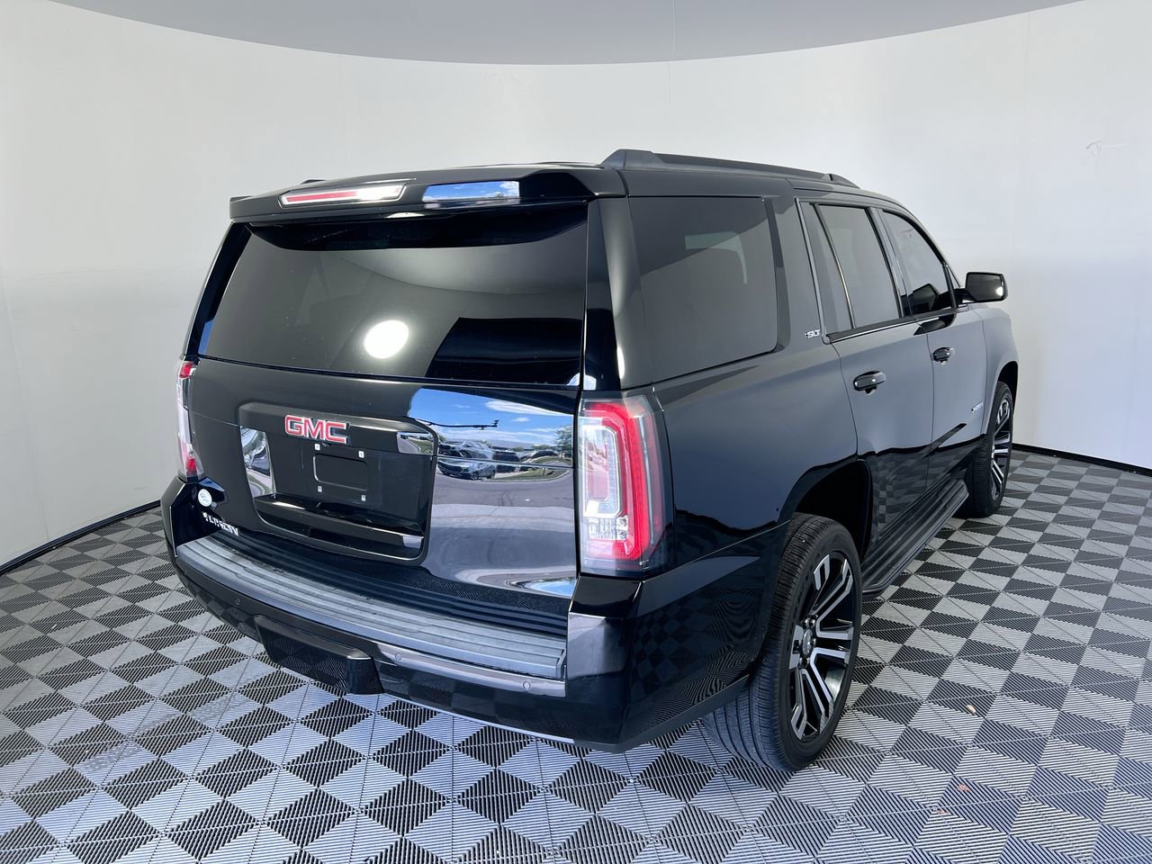 Used 2019 GMC Yukon SLT w/ Graphite Edition RWD image 3