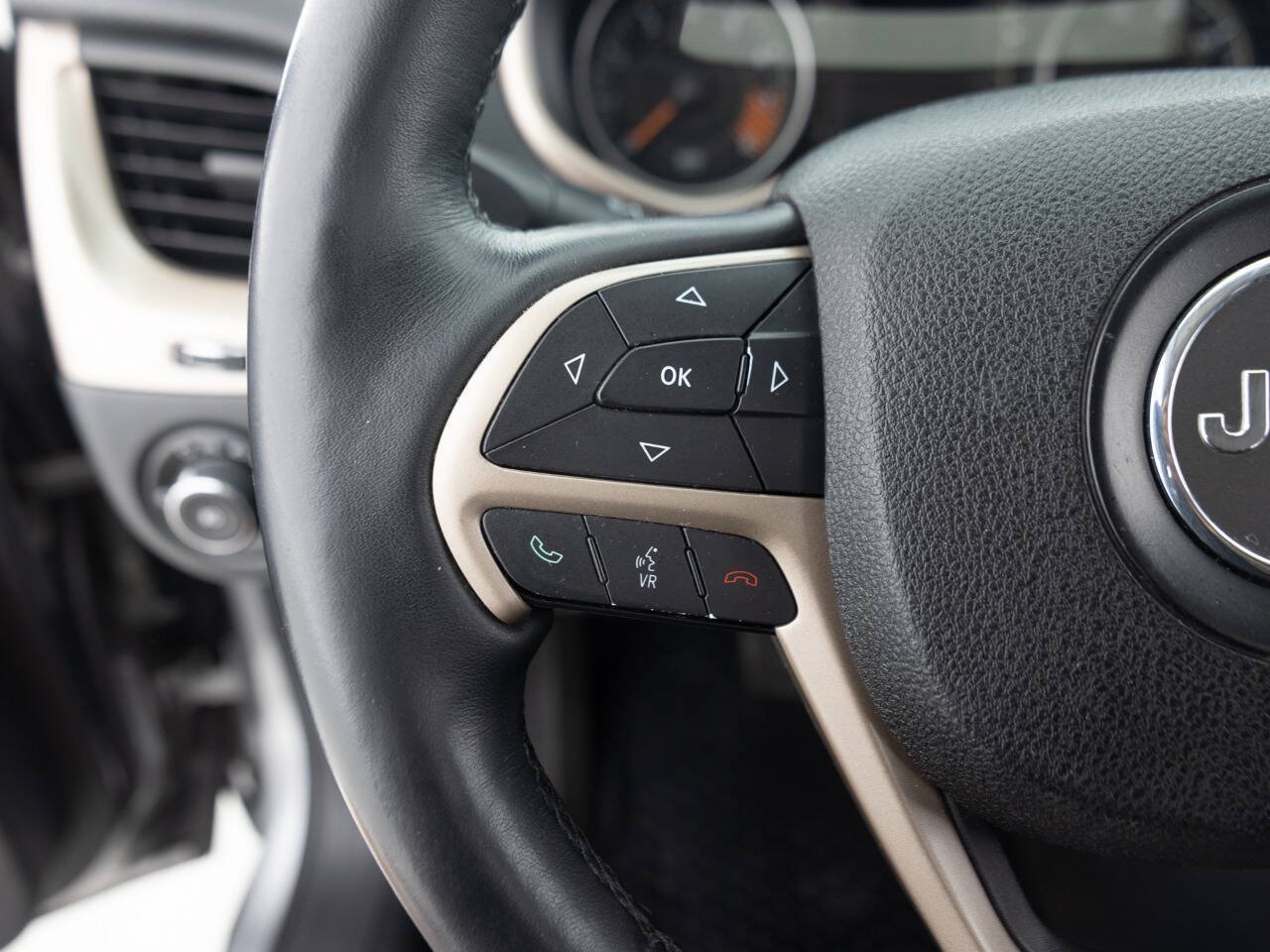 Used 2015 Jeep Cherokee Latitude w/ Comfort/Convenience Group AWD/4WD image 35