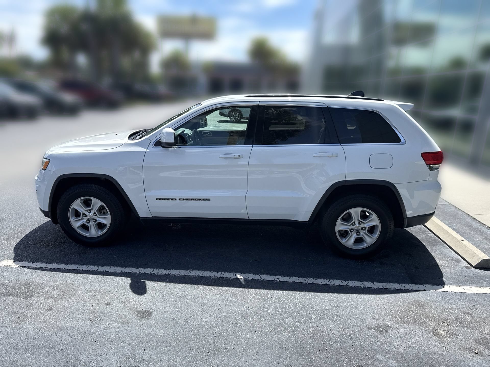 Used 2017 Jeep Grand Cherokee Laredo RWD image 8