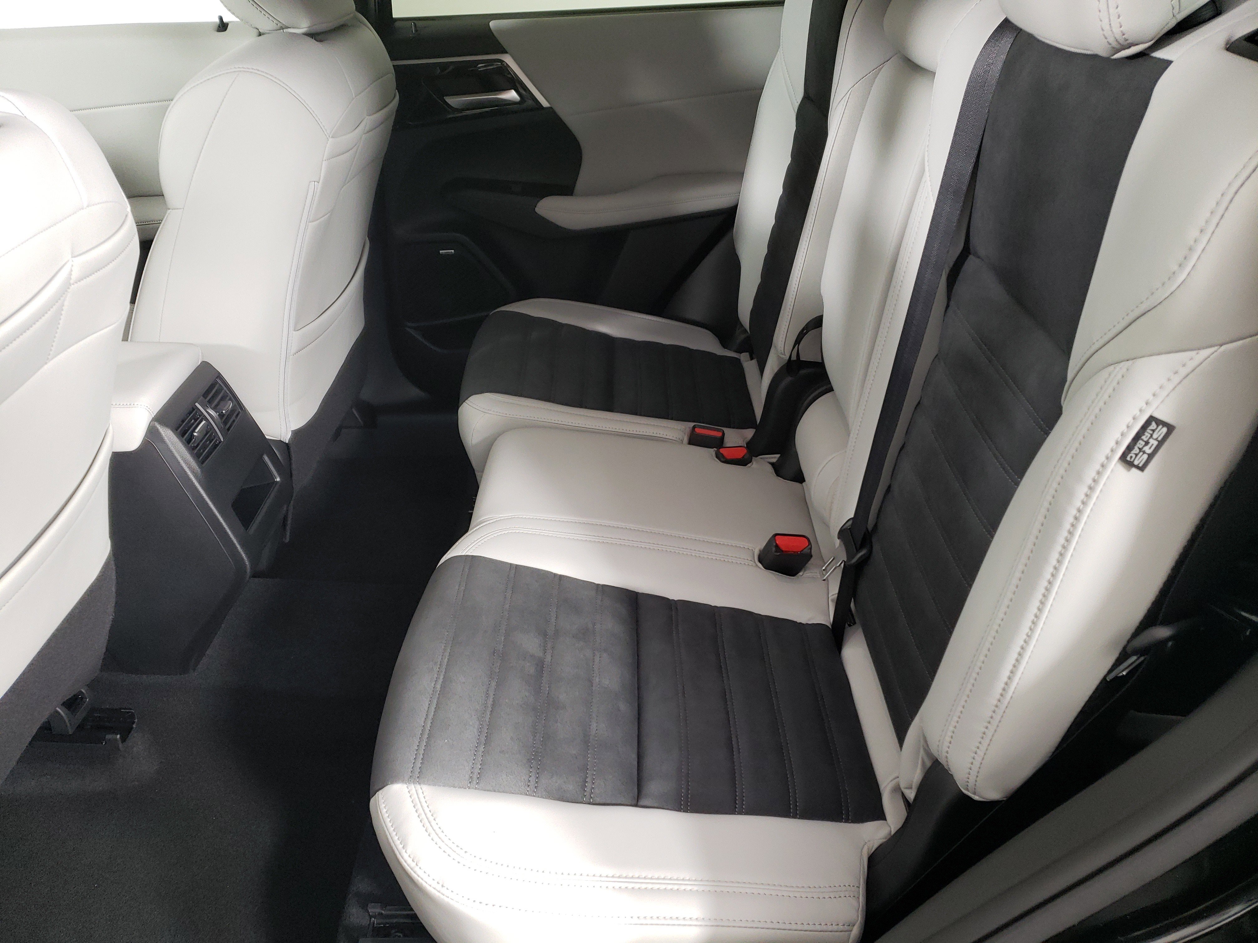 New 2025 Mitsubishi Outlander SE image 11