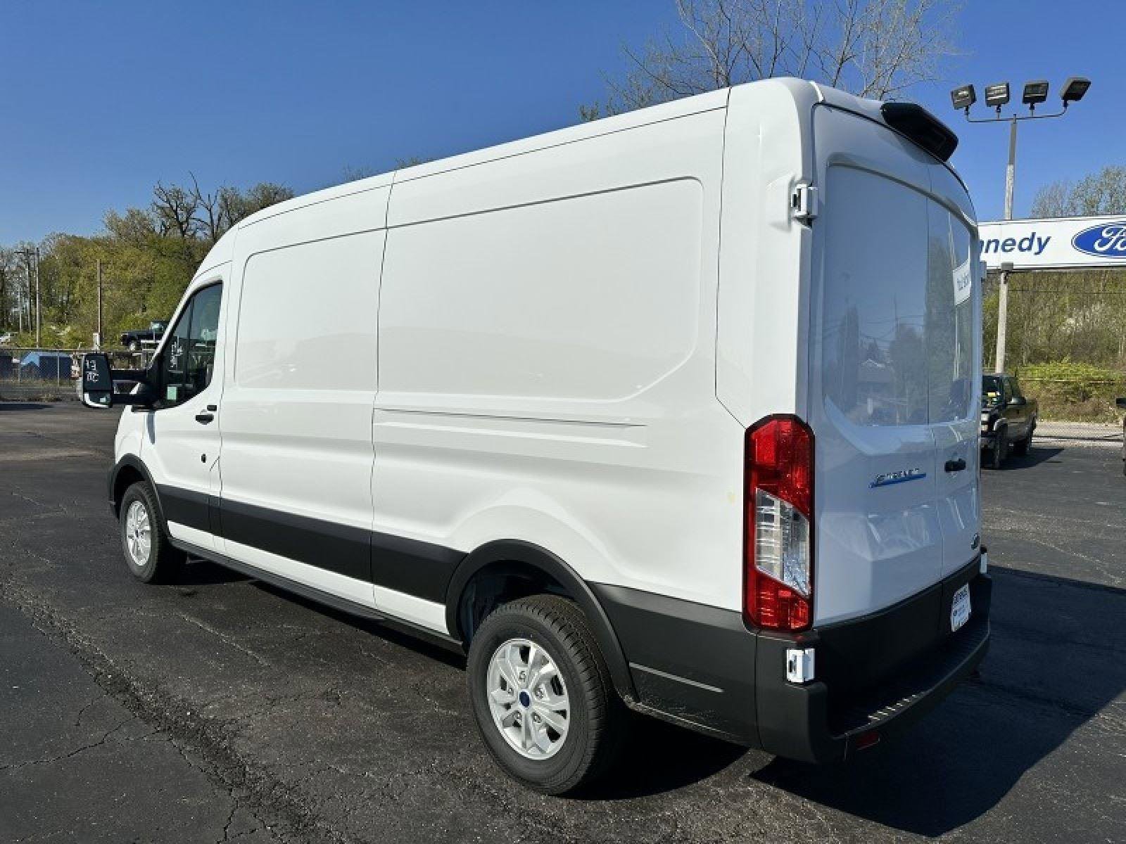 Used 2023 Ford E-Transit Medium Roof image 7