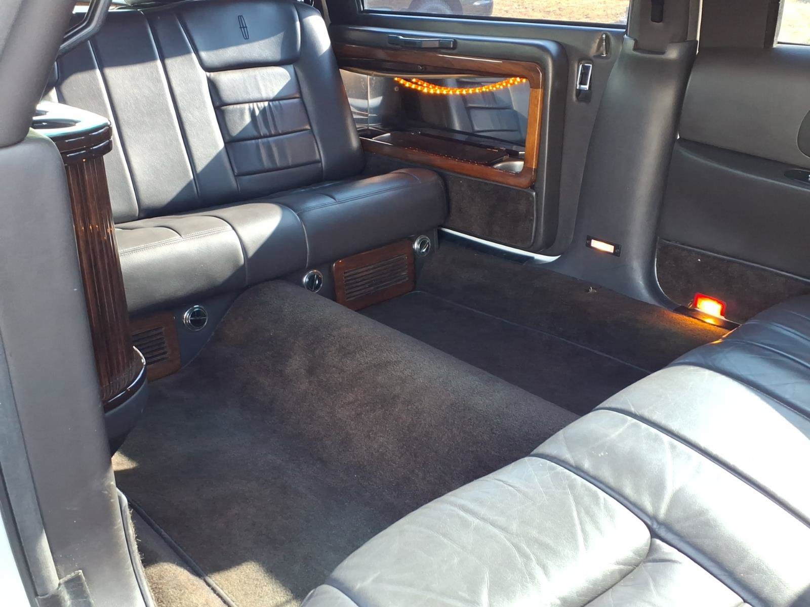 Used 1999 Lincoln Town Car Executive RWD image 13