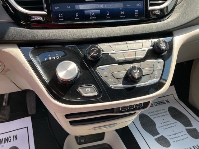 Used 2024 Chrysler Pacifica Touring-L FWD image 20