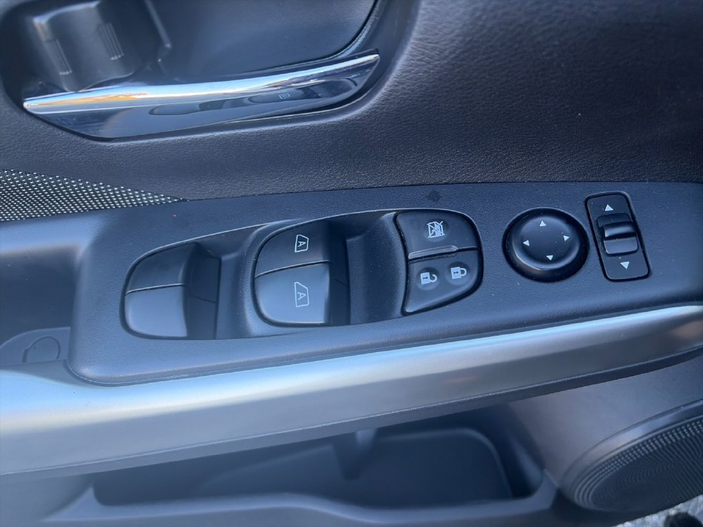 Used 2020 Nissan Kicks SV FWD image 13
