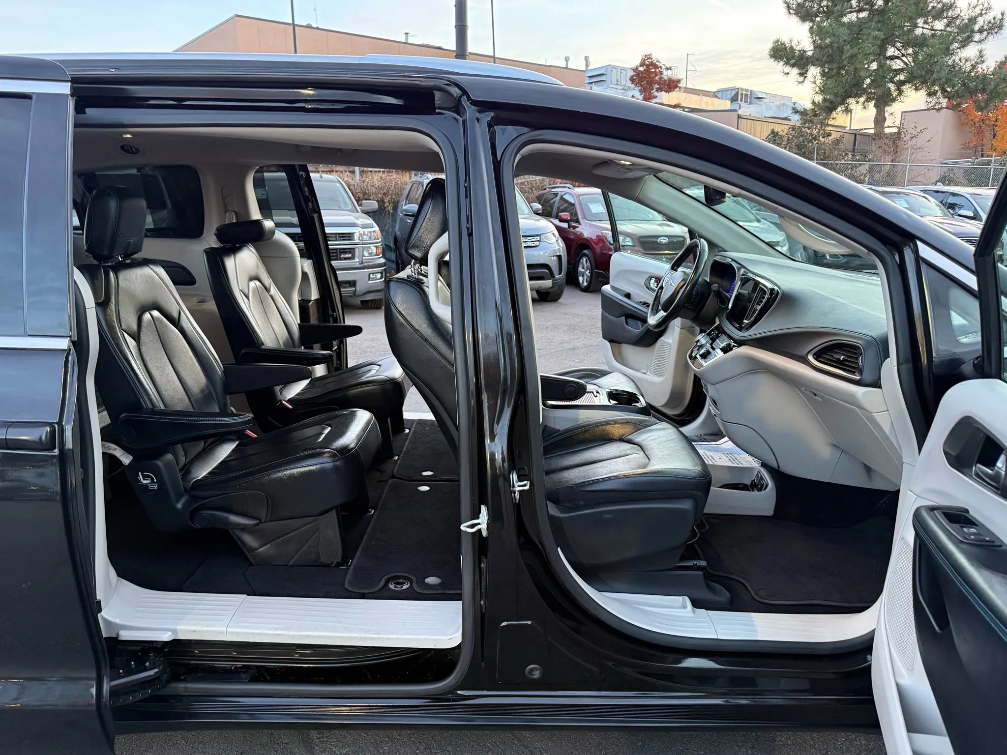 Used 2021 Chrysler Pacifica Touring-L image 21