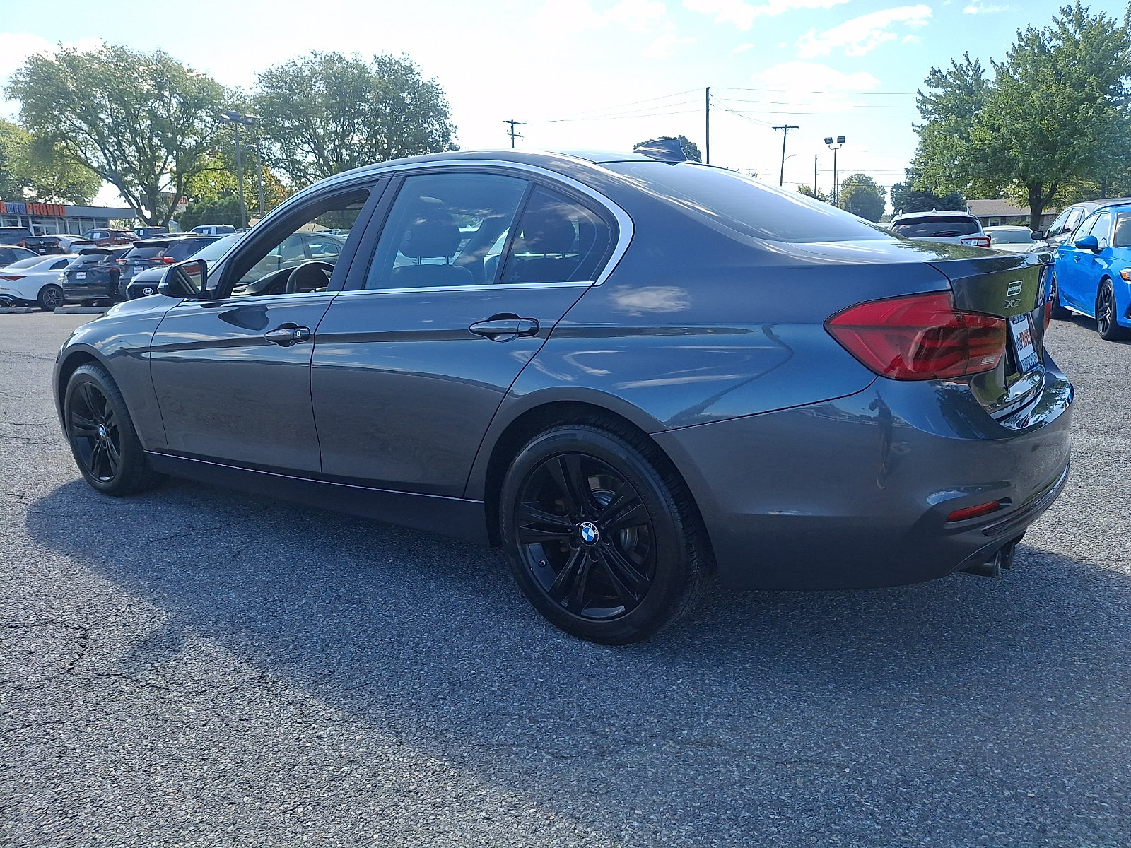 Used 2018 BMW 330i xDrive Sedan w/ Convenience Package AWD/4WD image 4