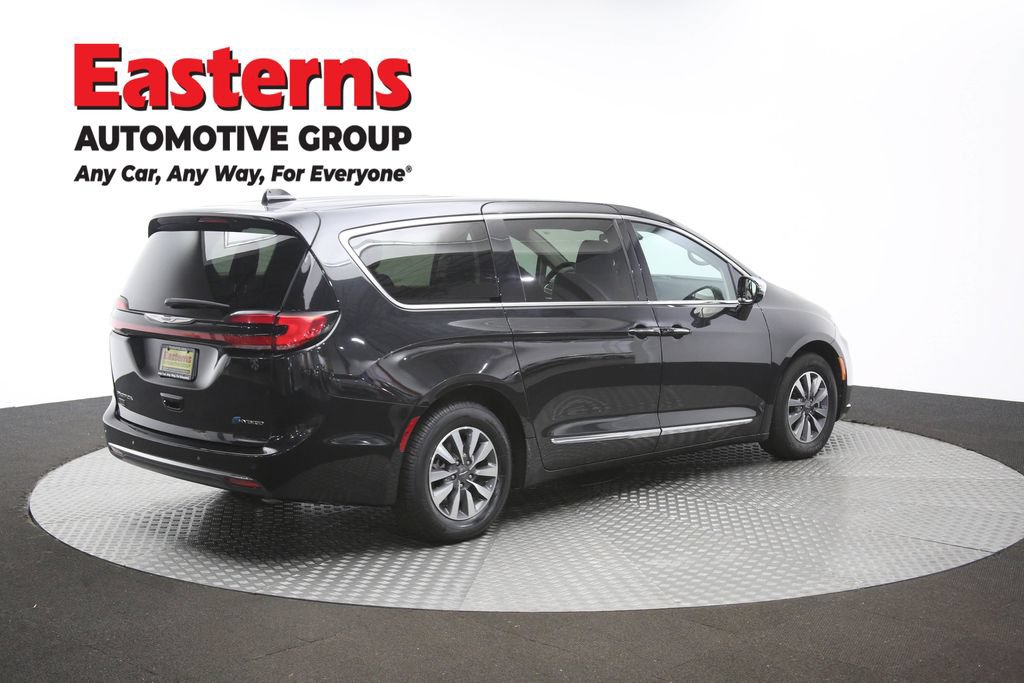 Used 2023 Chrysler Pacifica Limited FWD image 45