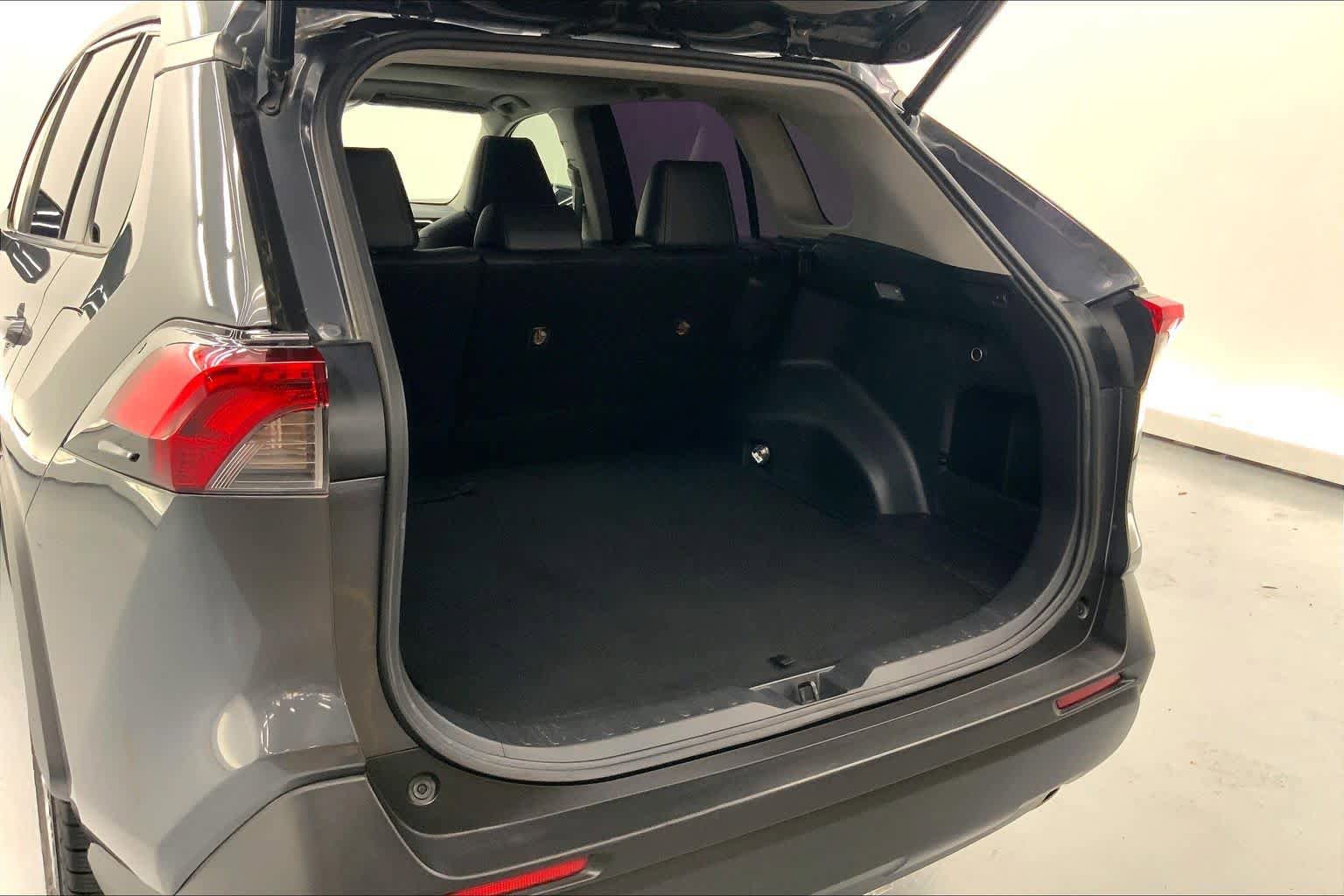 Used 2019 Toyota RAV4 XLE Premium FWD image 15