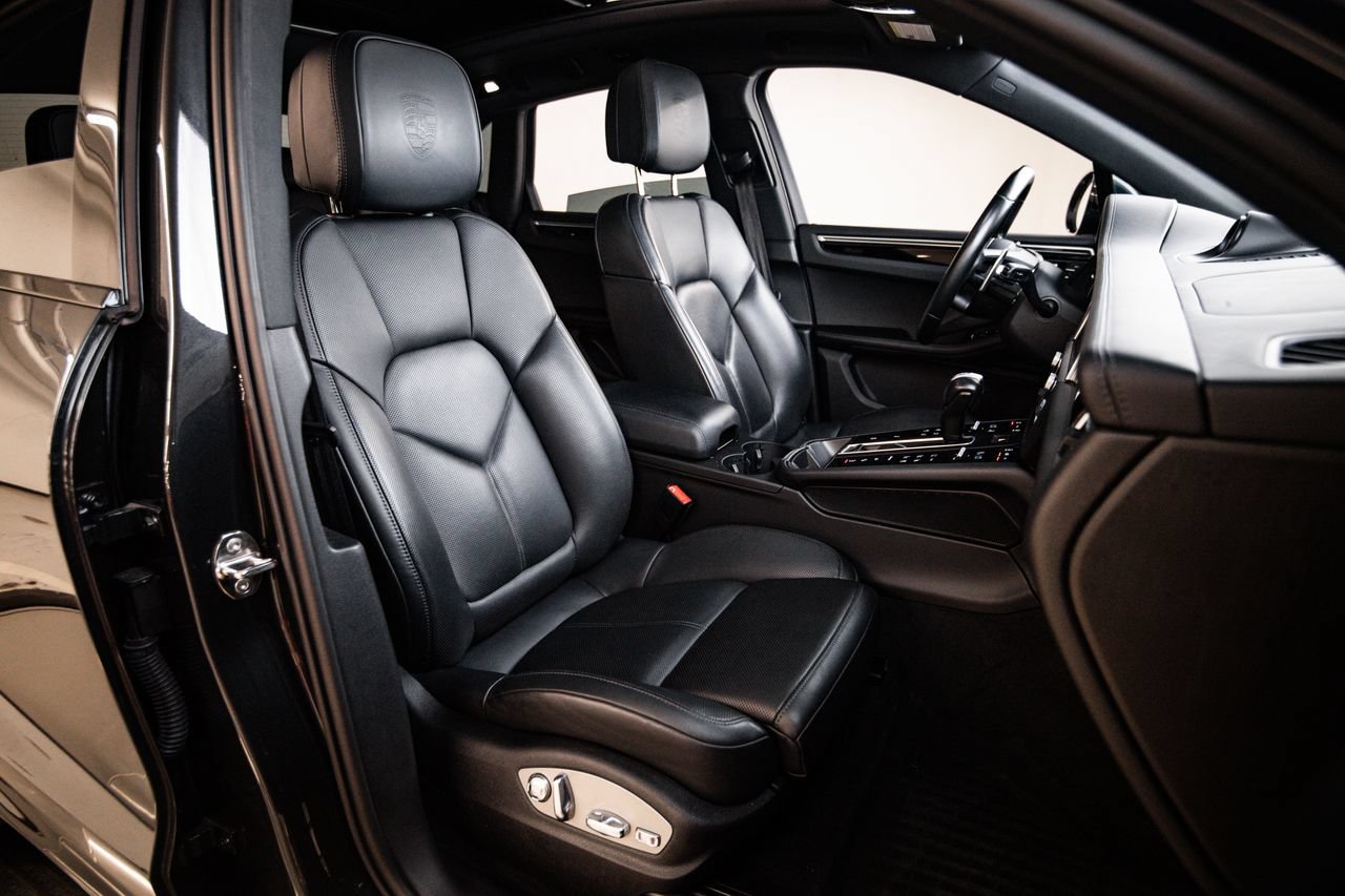 Certified 2024 Porsche Macan AWD/4WD image 29
