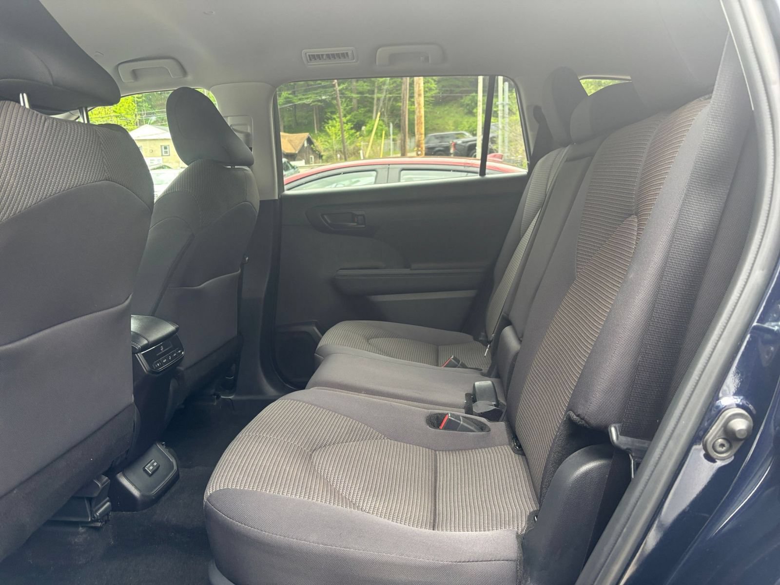 Used 2025 Toyota Highlander LE FWD image 28