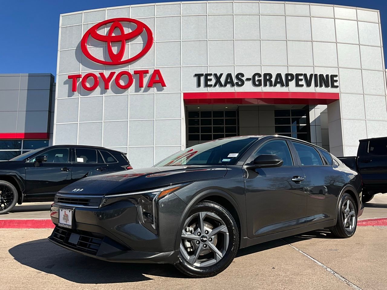 Used 2025 Kia K4 LXS image 2