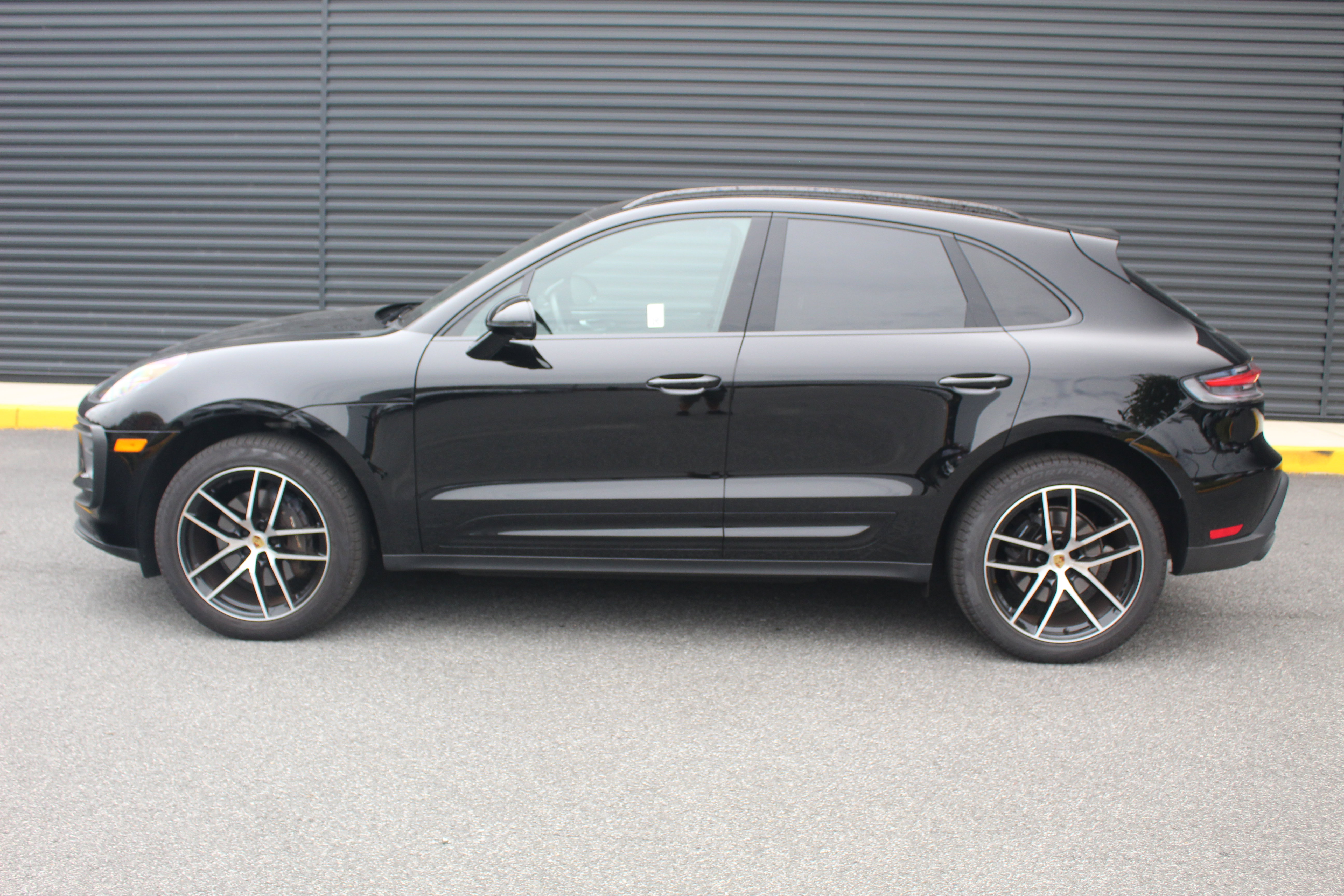 Certified 2025 Porsche Macan image 2