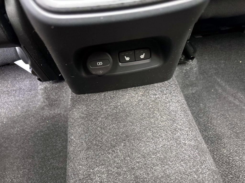 Used 2025 Volvo XC40 B5 Core w/ Protection Package Premier image 33