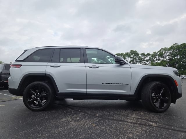 Used 2024 Jeep Grand Cherokee Altitude AWD/4WD image 24
