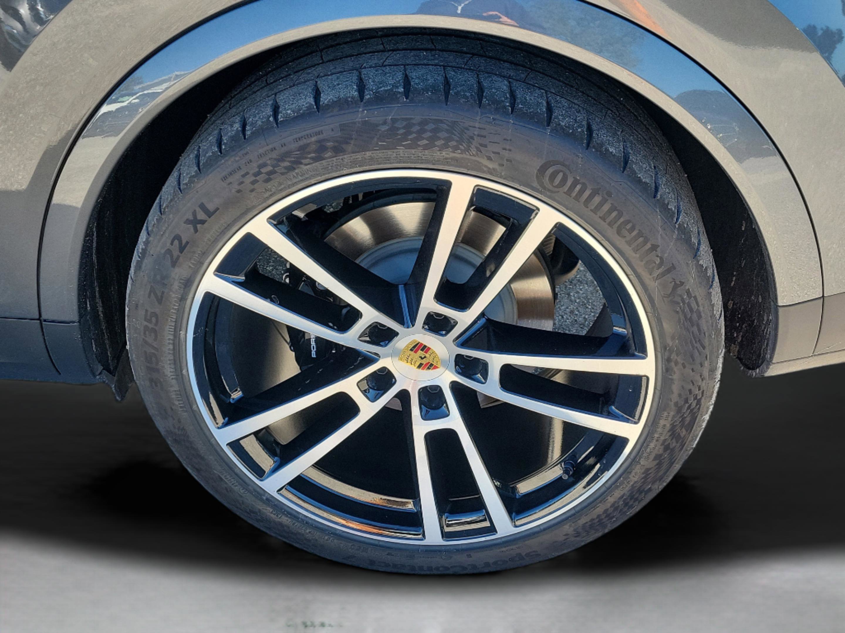 Used 2024 Porsche Cayenne S image 6