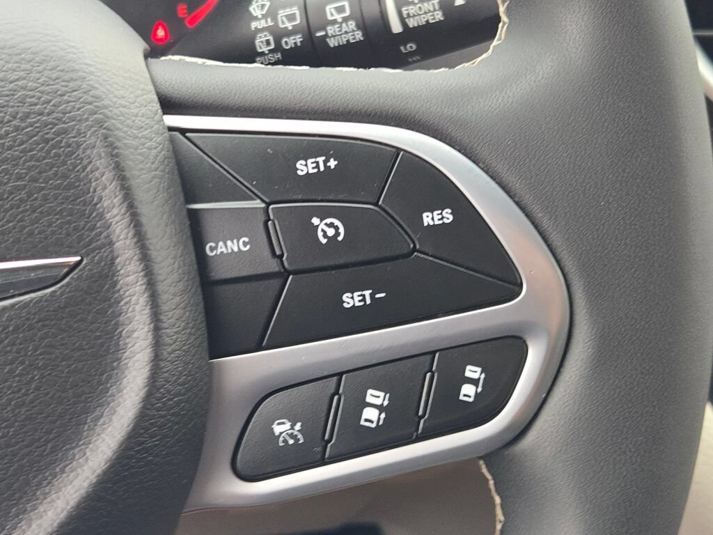 Certified 2024 Chrysler Pacifica Limited FWD image 31