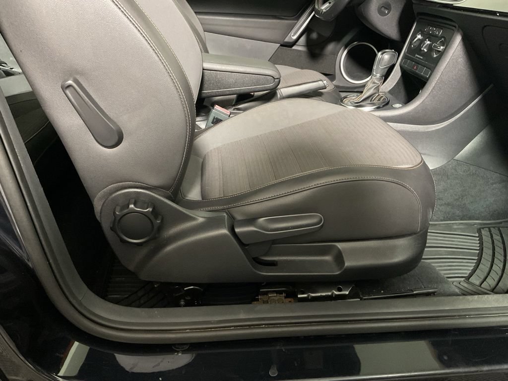 Used 2013 Volkswagen Beetle Turbo FWD image 33