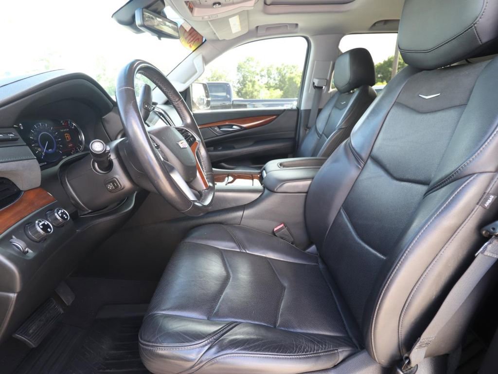 Used 2019 Cadillac Escalade Luxury image 2