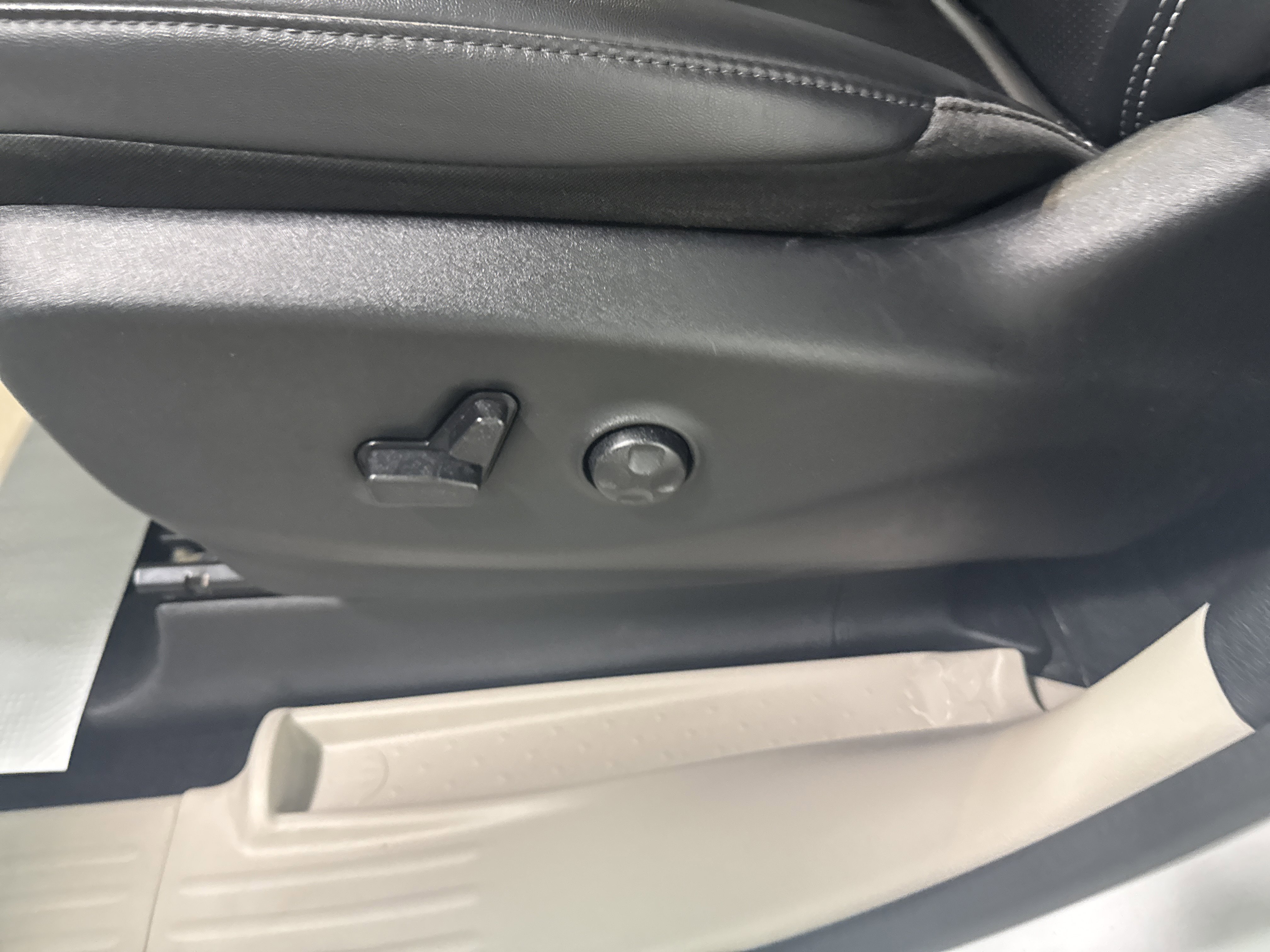 Used 2024 Chrysler Pacifica Touring-L image 16