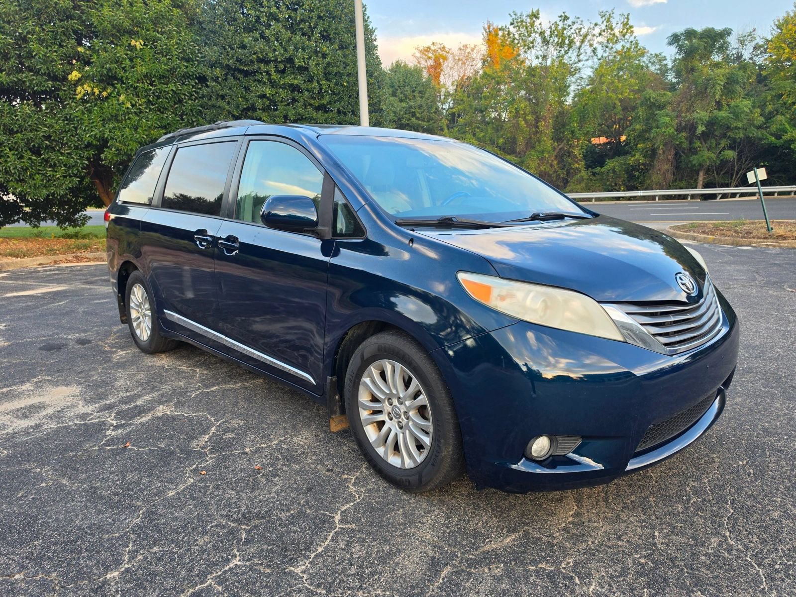 Used 2012 Toyota Sienna XLE FWD image 3