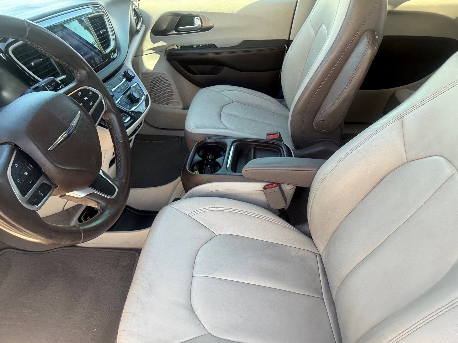 Used 2017 Chrysler Pacifica Touring-L w/ Tire & Wheel Group image 10