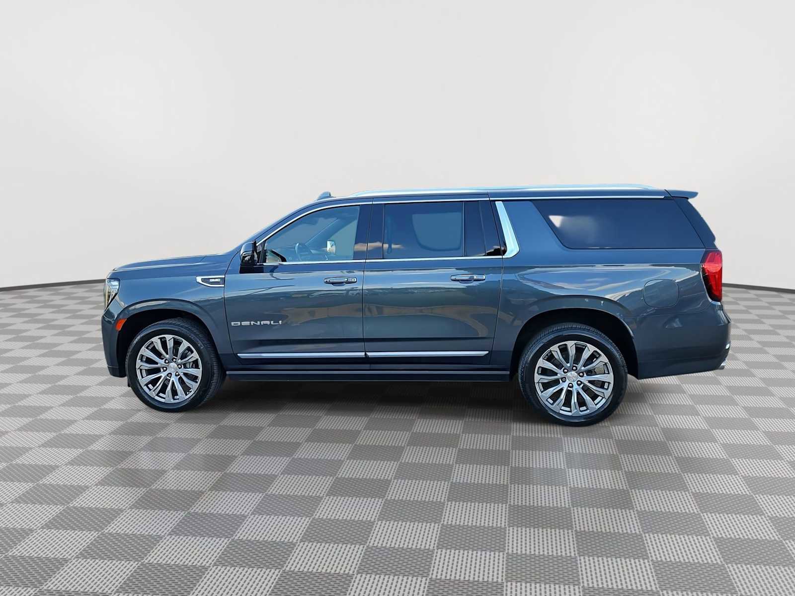 Used 2021 GMC Yukon XL Denali w/ Denali Premium Package image 5