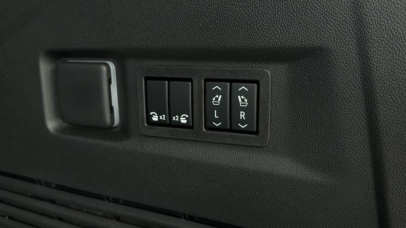 Used 2026 GMC Yukon Denali w/ Sun & Power Step Package AWD/4WD image 15