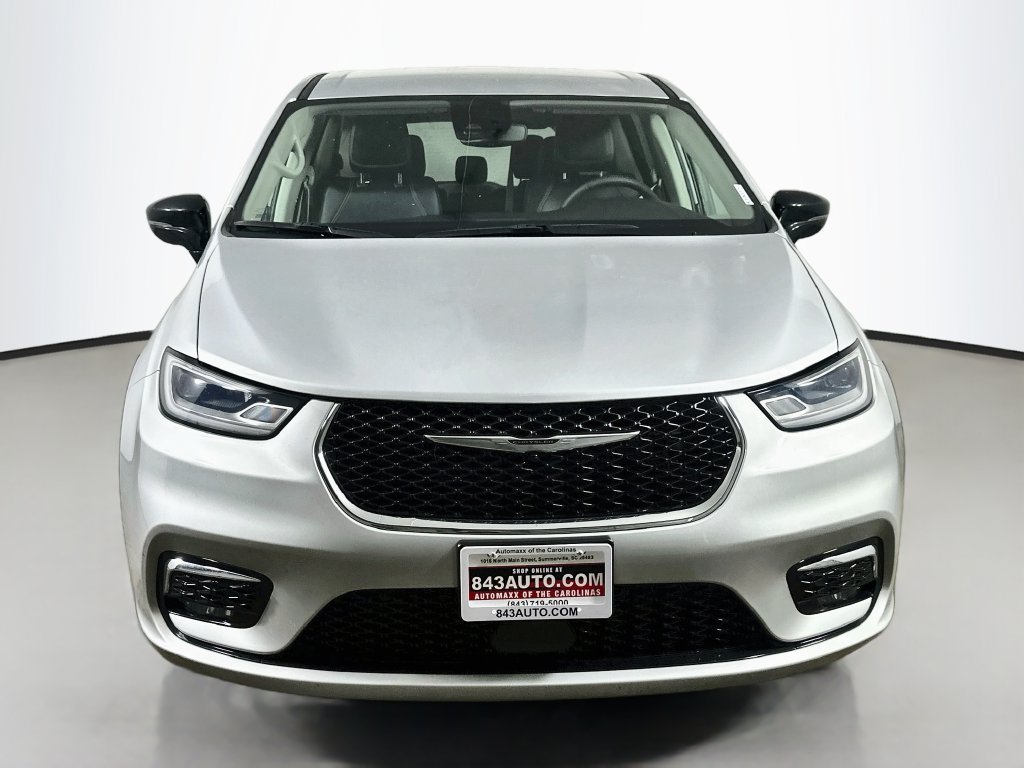 Used 2024 Chrysler Pacifica Touring-L FWD image 2
