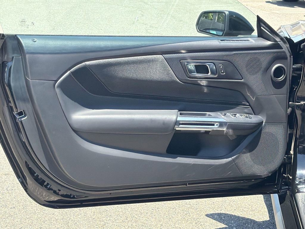 Used 2025 Ford Mustang Convertible RWD image 18
