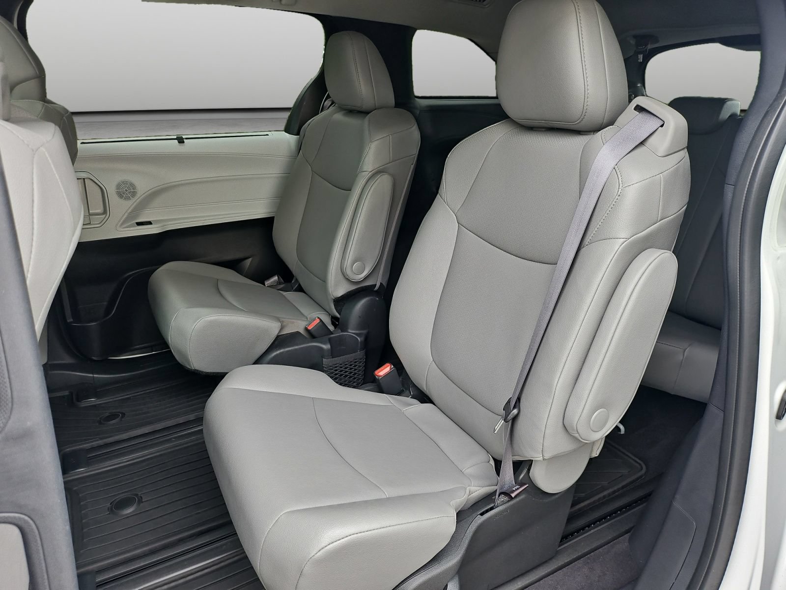 Used 2025 Toyota Sienna XLE FWD image 42