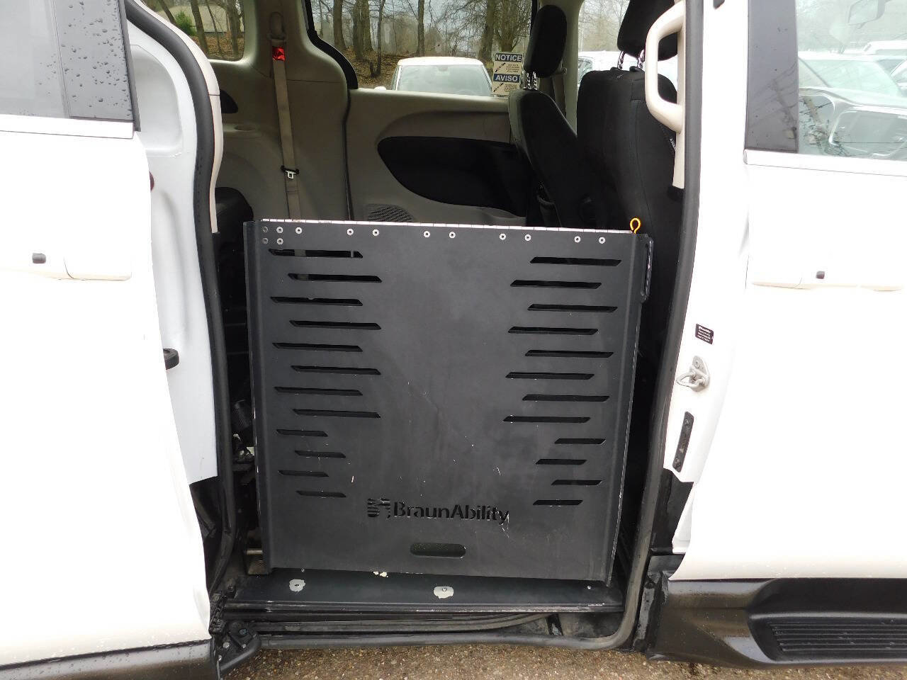 Used 2022 Chrysler Voyager LX image 7