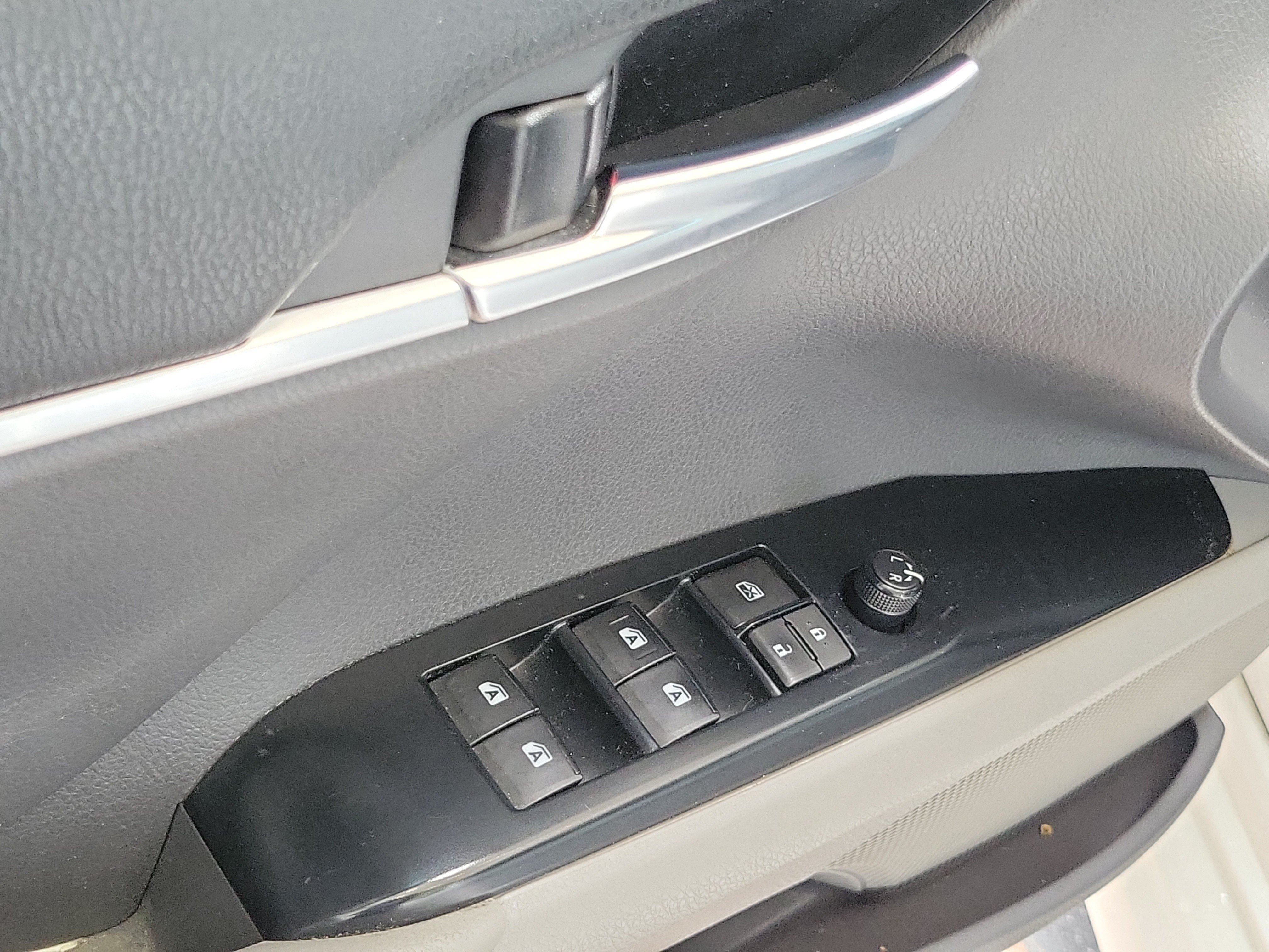 Used 2018 Toyota Camry SE w/ Convenience Package FWD image 18