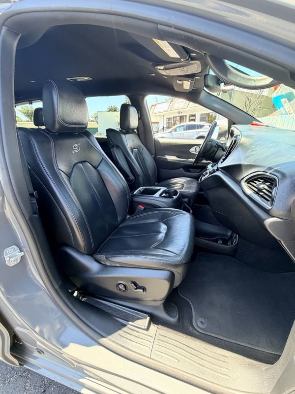Used 2020 Chrysler Pacifica Touring-L Plus w/ S Appearance Package FWD image 30