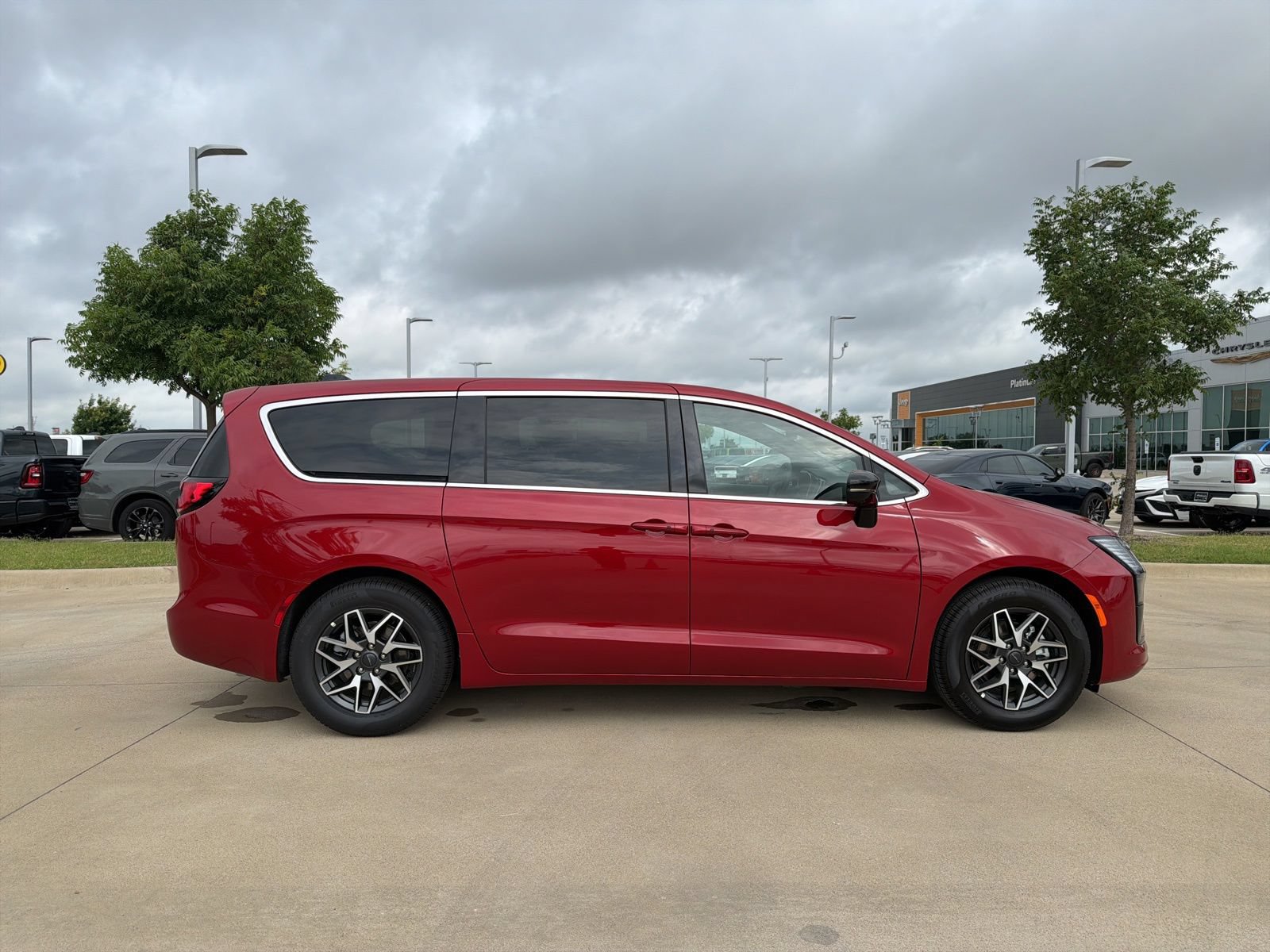 New 2027 Chrysler Pacifica Limited FWD image 7