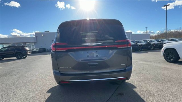 Used 2021 Chrysler Pacifica Touring-L w/ Uconnect Theater Family Group image 7