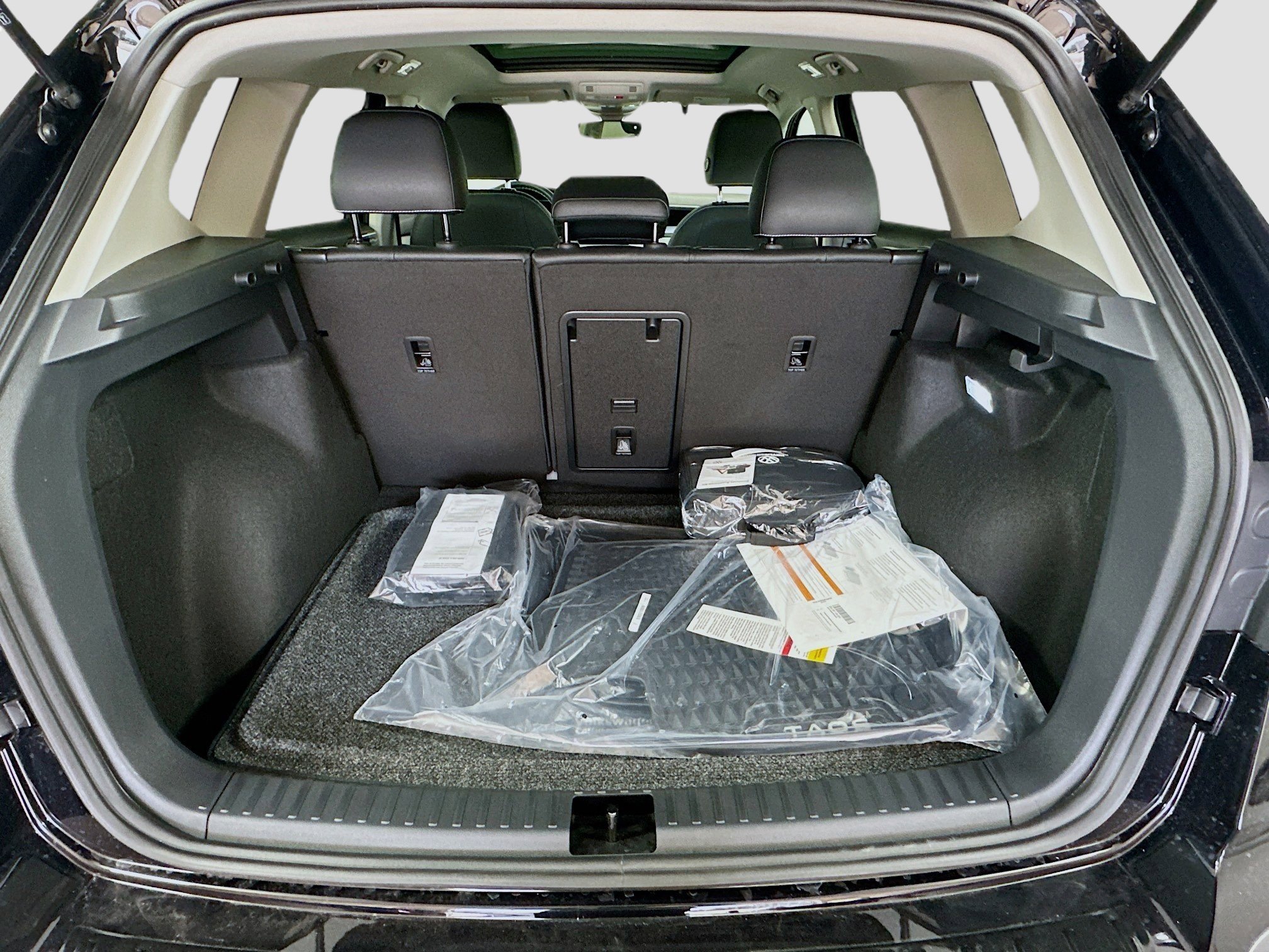 Certified 2025 Volkswagen Taos SEL image 19