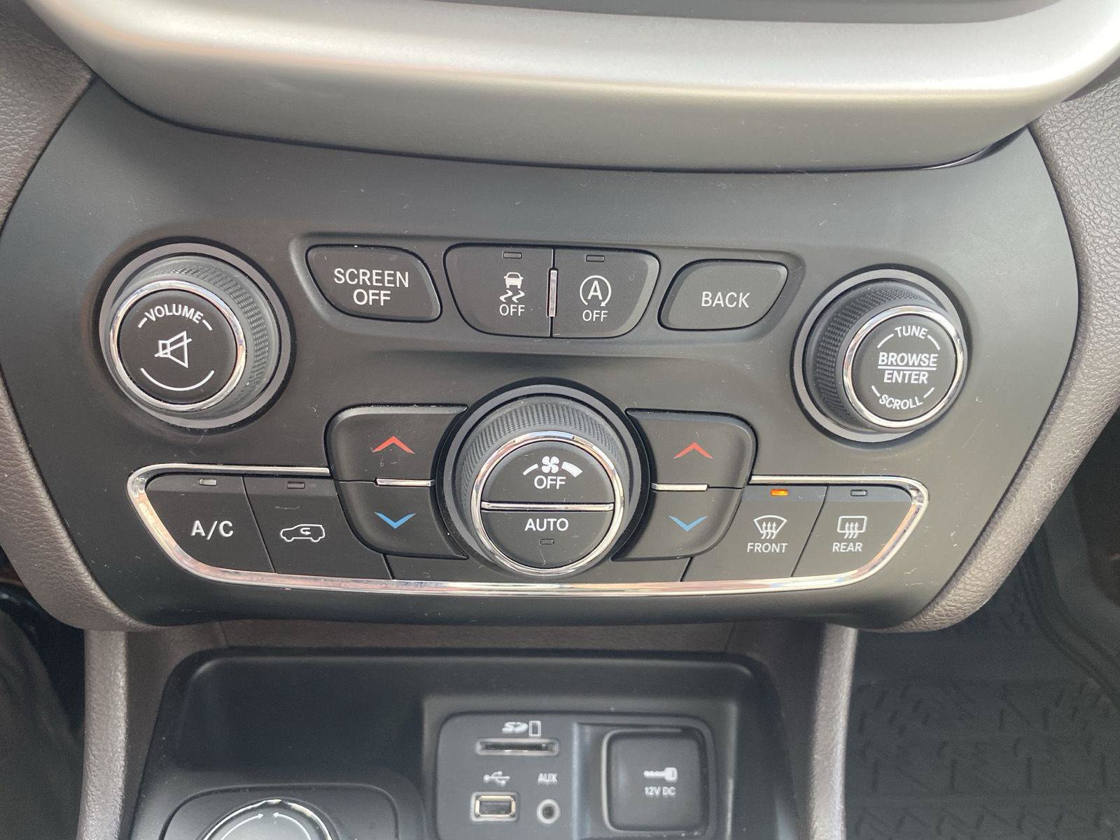 Used 2018 Jeep Cherokee Overland AWD/4WD image 24