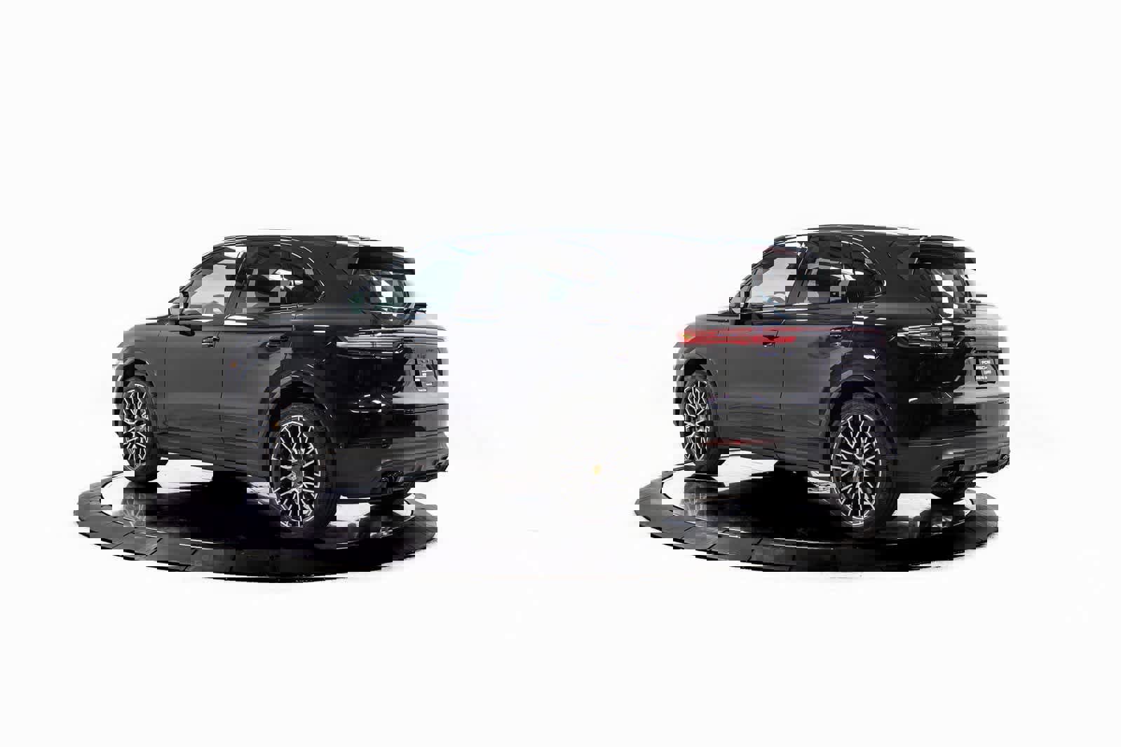 Certified 2023 Porsche Cayenne Platinum Edition image 3