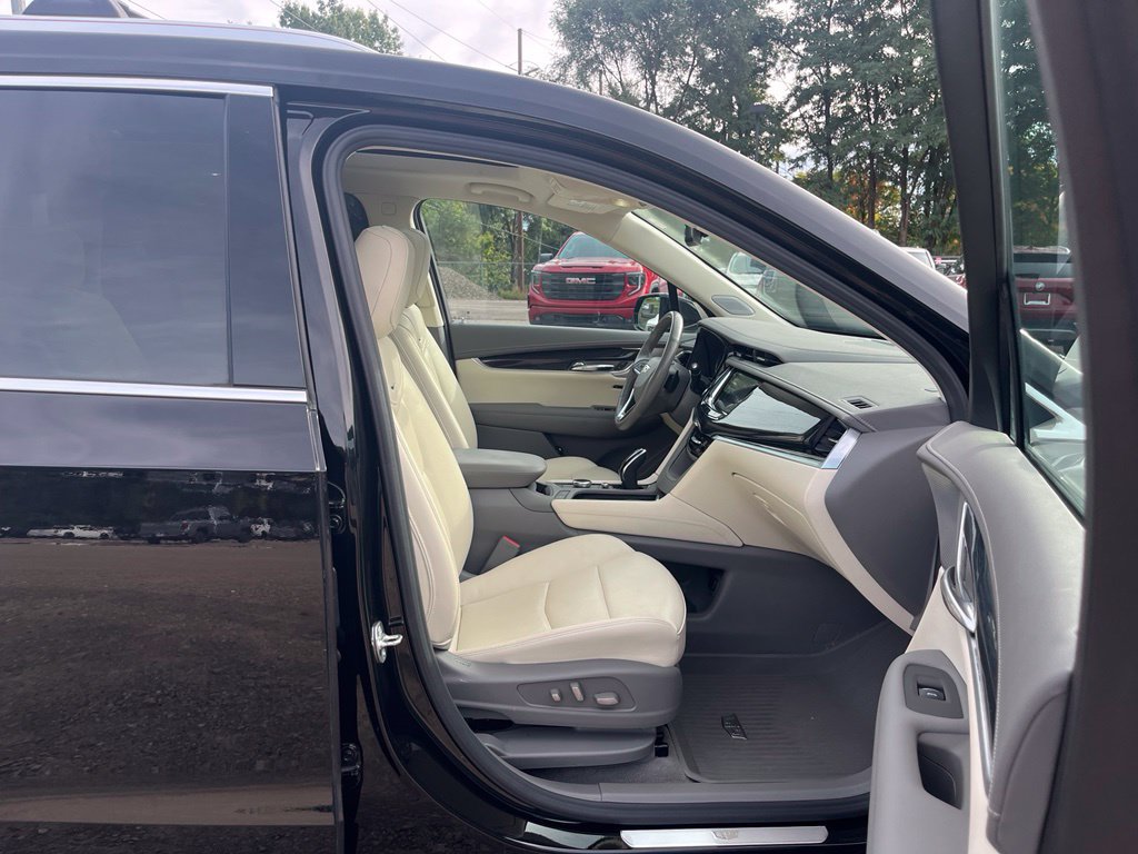 Used 2025 Cadillac XT6 Premium Luxury w/ LPO, Floor Liner Package AWD/4WD image 45