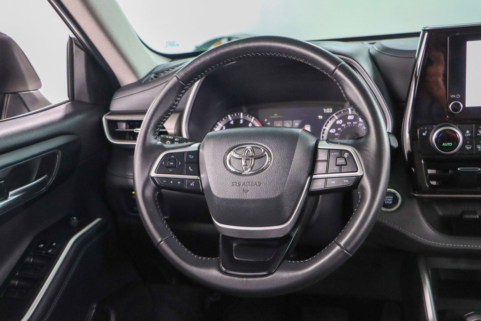 Used 2024 Toyota Highlander XLE image 12