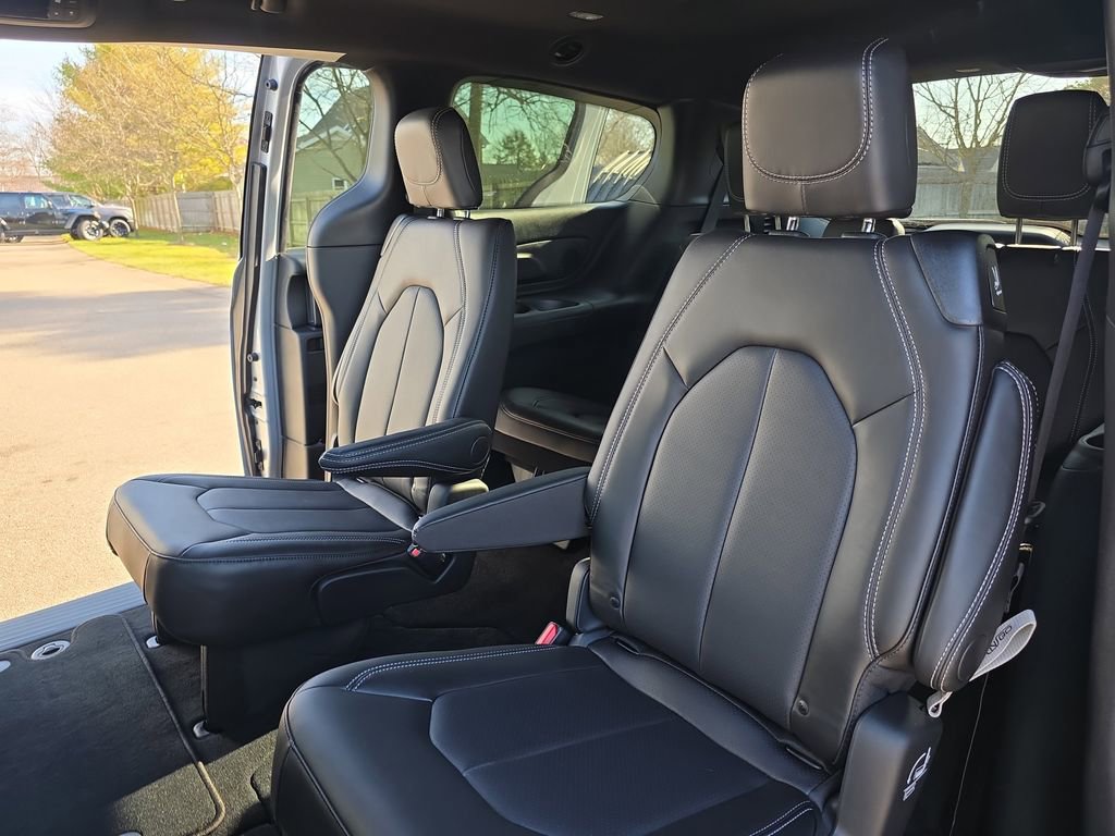 New 2026 Chrysler Pacifica Select image 16