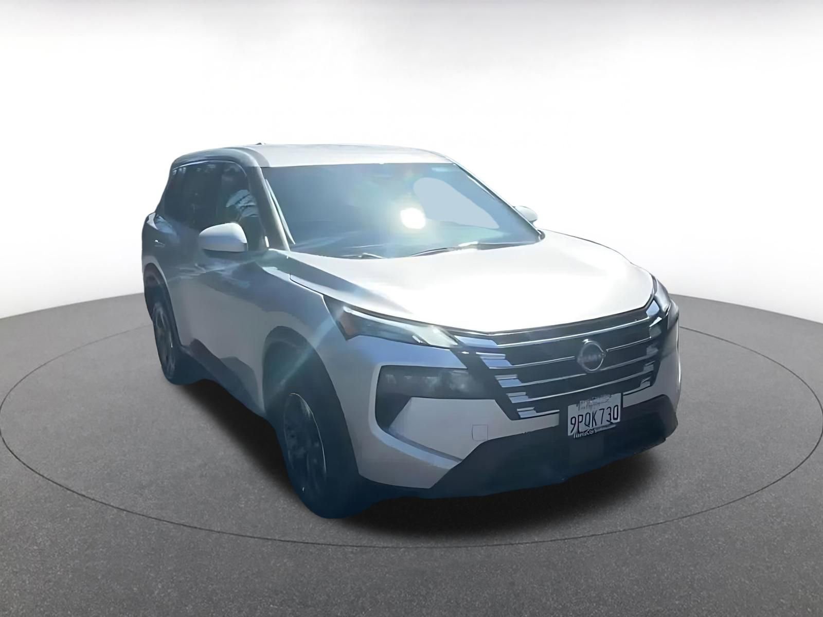 Used 2025 Nissan Rogue SV image 3