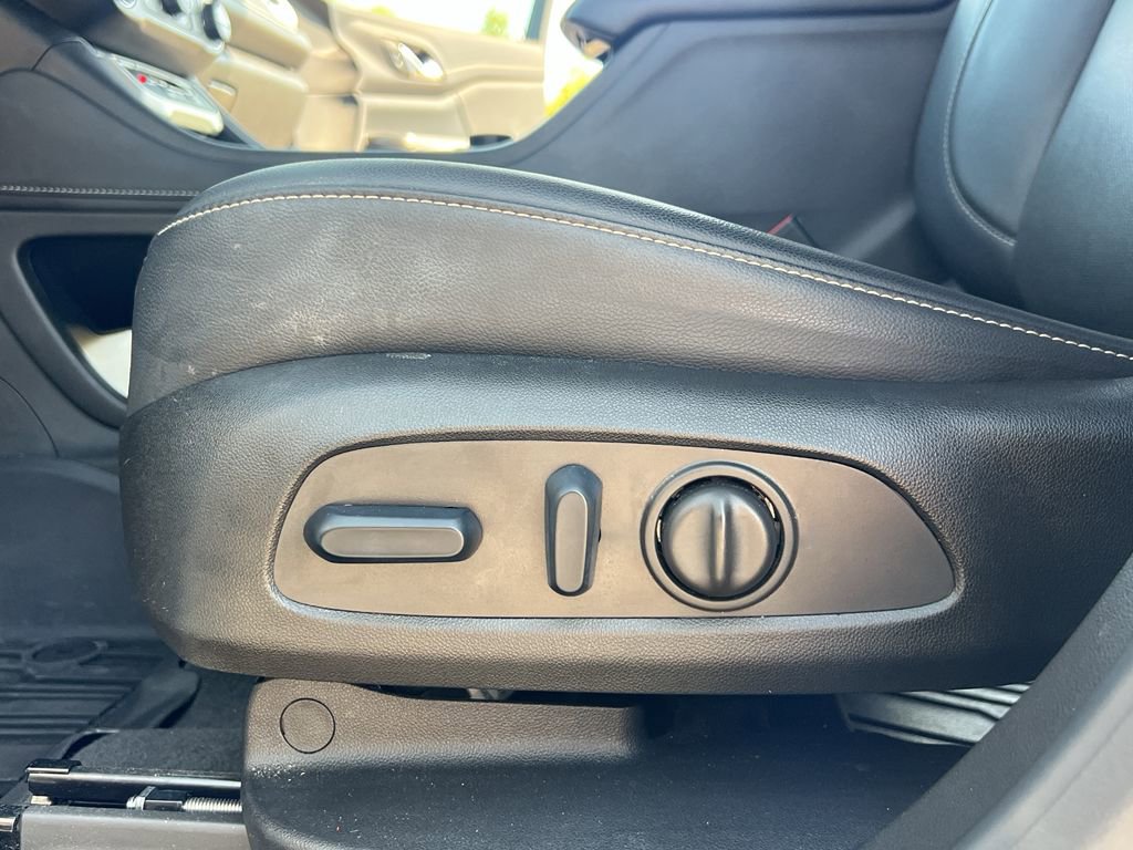 Used 2023 GMC Acadia SLT w/ LPO, Floor Liner Package image 18