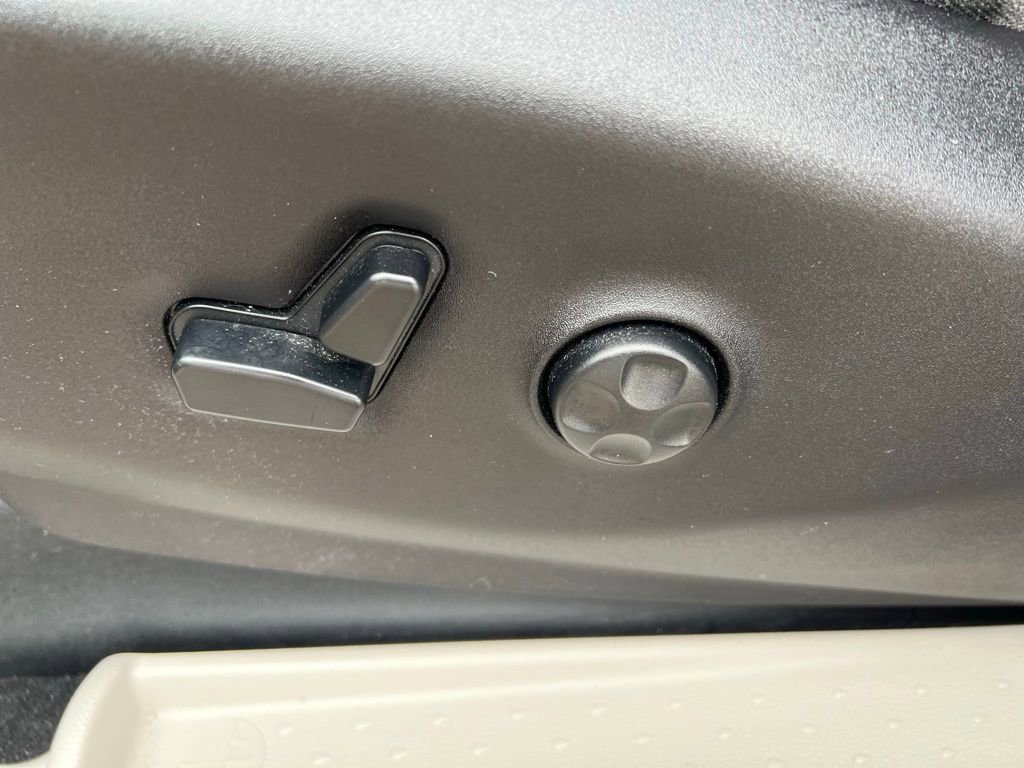 Used 2020 Chrysler Pacifica Touring w/ Tire & Wheel Group FWD image 26