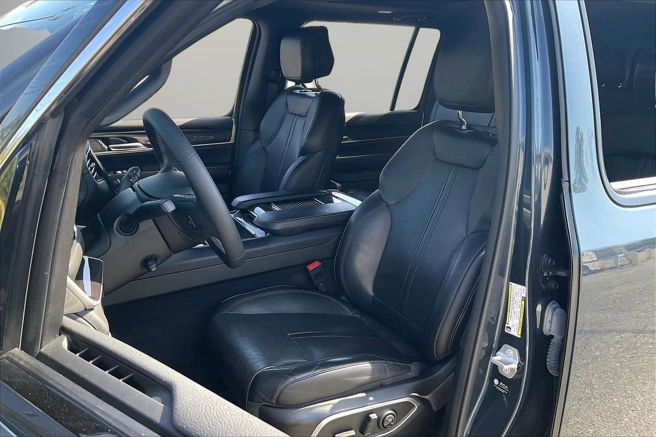 Used 2023 Jeep Wagoneer 4WD w/ Premium Group I image 23