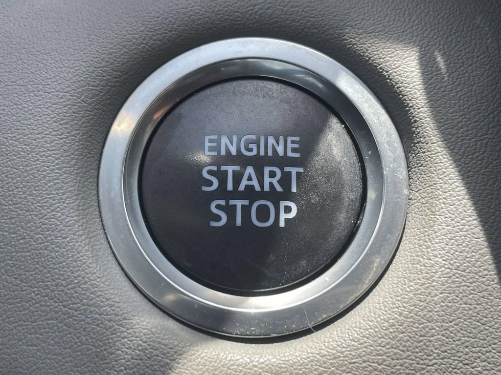 Used 2021 Toyota Highlander LE FWD image 28